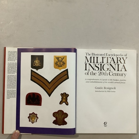 Illustrated Encyclopedia of Military Insignia of 20th Century Hardcover Book - Picture 3 of 6